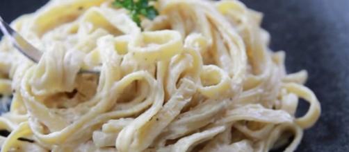 Creamy vegan Fettuccine Alfredo without the meat or dairy is a delicious alternative to creamy Alfredo. [Image Source: NutritionRefined/YouTube]