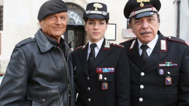 Terence Hill, Maria Chiara Giannetta e Nino Frassica in una scena di Don Matteo 12.