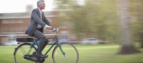 Na Europa, é comum ver pessoas de terno indo para o trabalho em bicicletas. (Arquivo Blasting News)