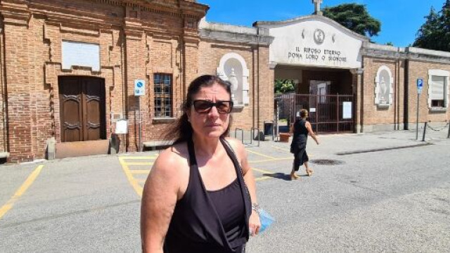 Barbara Iammarino, l'impiegata 51enne che vuole sapere la verità sulla sparizione della bara di sua madre dal cimitero di Rivoli.