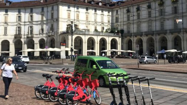 Bici e monopattini, una pioggia di multe in una sera a Torino