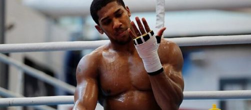 Anthony Joshua, campione mondiale dei pesi massimi WBA, IBF, IBO e WBO.