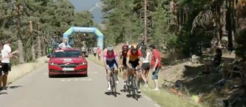 Landa, Evenepoel e Sosa sulla salita finale di Lagunas de Neila