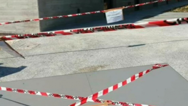 Bimbo di 4 anni travolto da un cancello, non ce l'ha fatta.