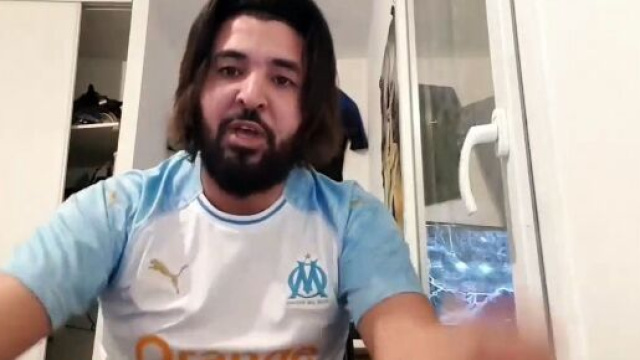 Mohamed Henni chambre et prévient le PSG pour la ligue des champions, la toile s'enflamme