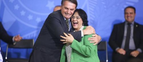 Jair Bolsonaro e a ministra Damares SIlva. (Arquivo Blasting News)