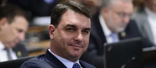 Flávio Bolsonaro conta que teve aula de tiro com Adriano da Nóbrega. (Arquivo Blasting News)