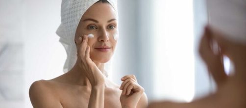 Limpar a pele e utilizar produtos pontuais são essenciais. (Arquivo Blasting News)