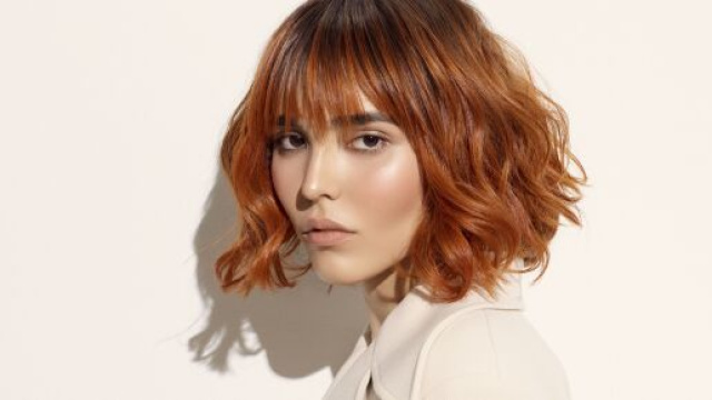 I tagli capelli con frangia: le sfilature, l'effetto wet e la frangetta corta per l'estate 2020.