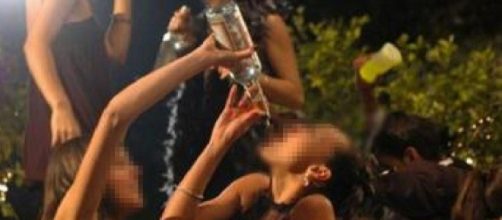 Aversa, fiumi di vodka tra minorenni: due ragazzine di Sant’Antimo in coma etilico.
