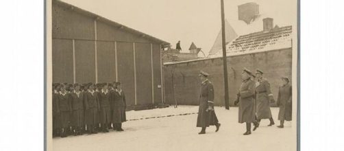 Guardas femininas perfiladas durante visita de Heinrich Himmler, chefe da SS, ao campo de Ravensbrück. (Reprodução/Gedenkstätte Ravensbrück)