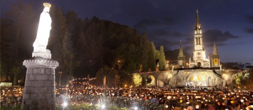 Lourdes, località francese meta di pellegrinaggi.