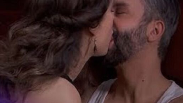 Una vita, trame Spagna: Genoveva e Felipe si lasciano andare alla passione.