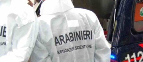 Tragedia a Castronno, nel varesotto: padre e madre sarebbero stati uccisi da un mix di farmaci ed alcol. Indagano i carabinieri.