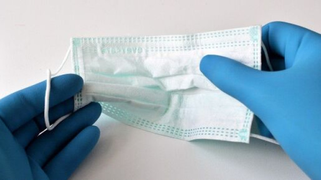 En France, le masque reste obligatoire dans les clos accueillant du public et certains espaces extérieurs, source : image d'illustration -Pixabay