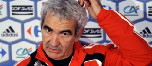 Raymond Domenech clash l'entraineur de l'Atalanta, la Toile s'enflamme