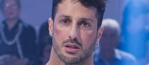 Fabrizio Corona potrebbe essere un nuovo tronista di Uomini e Donne.