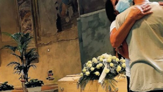 Cuneo, il dolore dei famigliari delle vittime nella camera ardente.