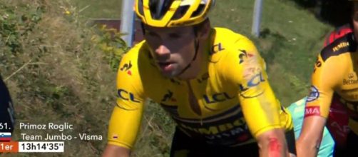 Primoz Roglic ferito dopo la caduta.