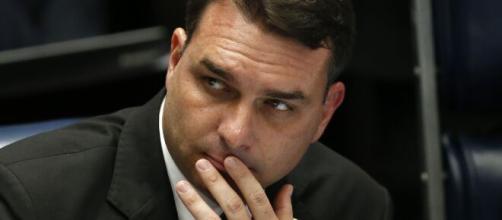 Flávio Bolsonaro omitiu R$ 350 mil de compra de loja, diz MP. (Arquivo Blasting News)