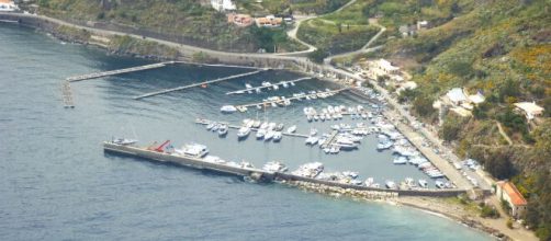 Lipari: camion sfonda le barriere di protezione e precipita in mare.