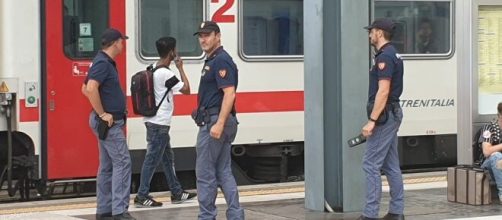 Restituito ad una turista francesce un borsello contenente oltre 5.000 euro dimenticato sul treno Punta Raisi-Palermo.