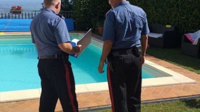 Brescia, un 26enne ricoverato in codice rosso per un tuffo in una piscina con circa 50 centimetri d'acqua.