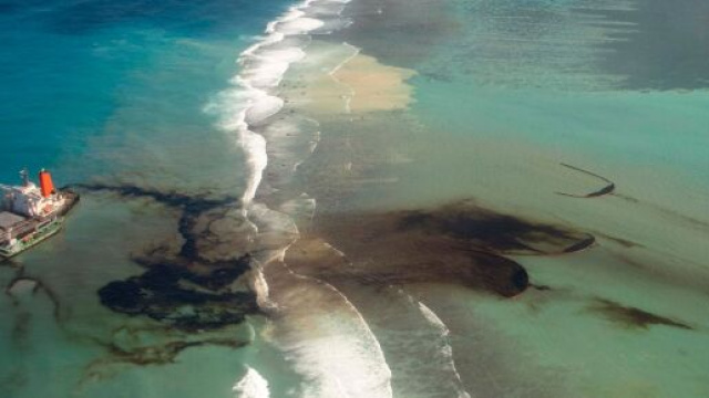 Mauritius, marea nera dalla petroliera.