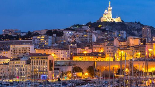 L'interdiction d'afficher un signe d'appartenance au PSG aux alentours du vieux porte de Marseille finalement annulée