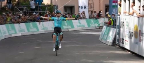 Aleksandr Vlasov vince il Giro dell'Emilia.