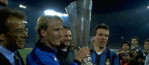 Andreas Brehme e Lothar Matthaeus con la Coppa Uefa vinta dall'Inter nella stagione 1990/91.