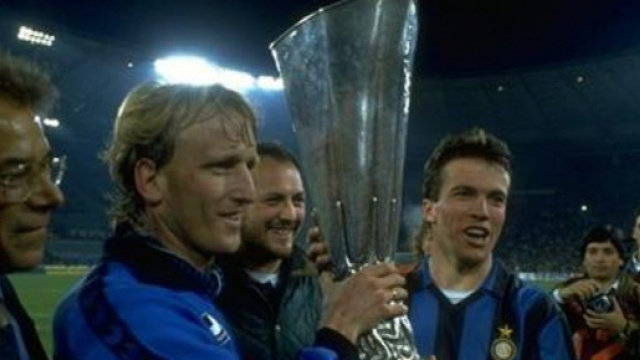 Andreas Brehme e Lothar Matthaeus con la Coppa Uefa vinta dall'Inter nella stagione 1990/91.