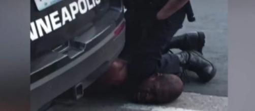 Momento em que o agente policial sufocava George Floyd, que morreria pouco depois. (Reprodução/ Redes sociais)