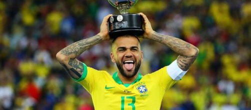 Daniel Alves foi campeão por onde passou. (Arquivo Blasting News)