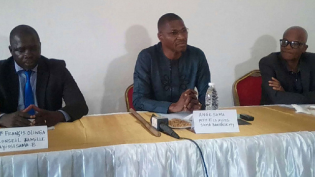 Ange Sama en compagnie de Maître Francis Olinga (c) Famille Ayissi Sama