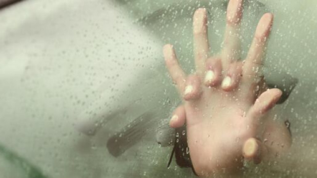 Lignano, sorpresi dagli agenti mentre consumavano un rapporto in auto.