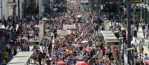 17.000 manifestants selon des chiffres de la police se sont rendus dans les rues de la capitale berlinoise ce 1er août, source : capture -Twitter