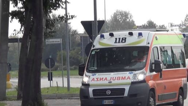 Brindisi, auto finisce contro un albero sulla strada per il mare: feriti due ragazzi.