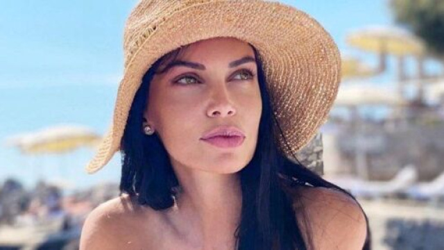 Michela Quattrociocche in splendida forma in spiaggia, dopo la separazione da Aquilani