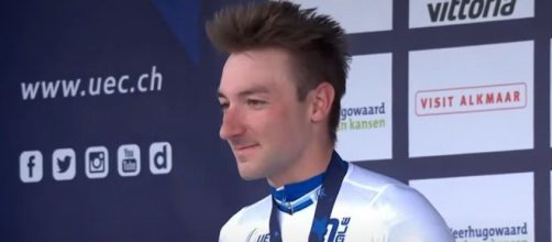 Elia Viviani sul podio dei Campionati Europei dello scorso anno.