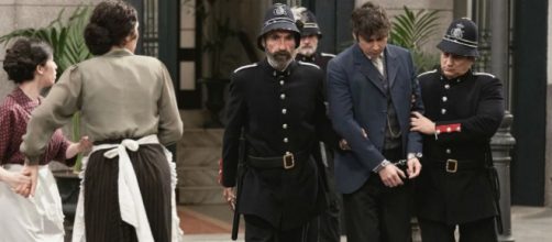 Una Vita, spoiler al 29 agosto: Liberto viene arrestato dalle guardie.