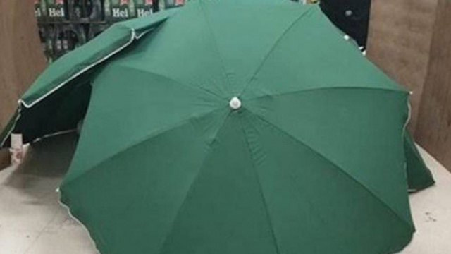 Brésil: Un carrefour cache le cadavre d'un de leurs employés derrière des parapluies. Credit: Twitter/Digo28345337
