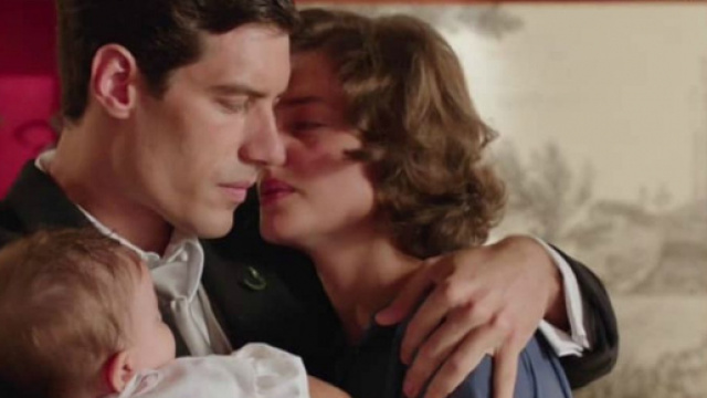 Il Paradiso delle Signore su Rai 1 dal 7 settembre: Riccardo e Nicoletta abbracciati sul set.