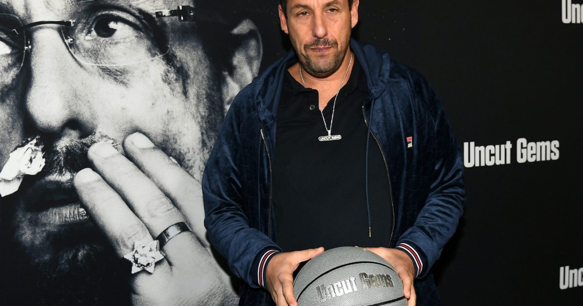Vidéo Adam Sandler joue au basketball avec son chien