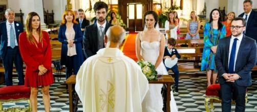 Un posto al sole: Niko (Luca Turco) e Susanna (Agnese Lorenzini) si sposano.