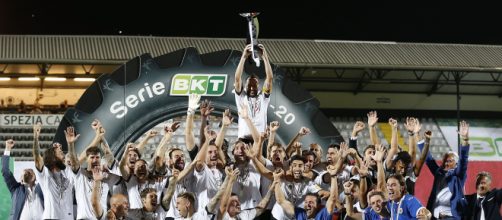 Lo Spezia alza il cielo il trofeo che vale la Serie A.