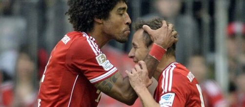 Rafinha e Dante estão entre os brasileiros que atuaram pelo Bayern de Munique no século XXI. (Arquivo Blasting News)