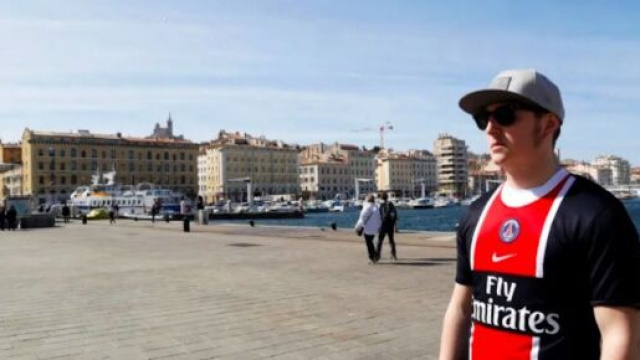 Porter un maillot du PSG sera interdit à Marseille autour du Vieux-Port ce dimanche 23 août, source : capture Facebook - France Interr