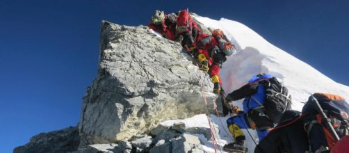 In coda per raggiungere la vetta della montagna.