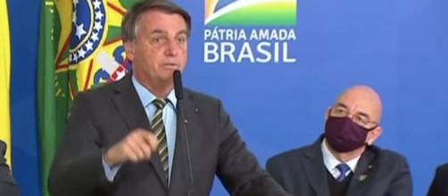 Bolsonaro: 'quando pega num bundão de vocês, a chance de sobreviver é bem menor'. (Reprodução/TV Brasil)